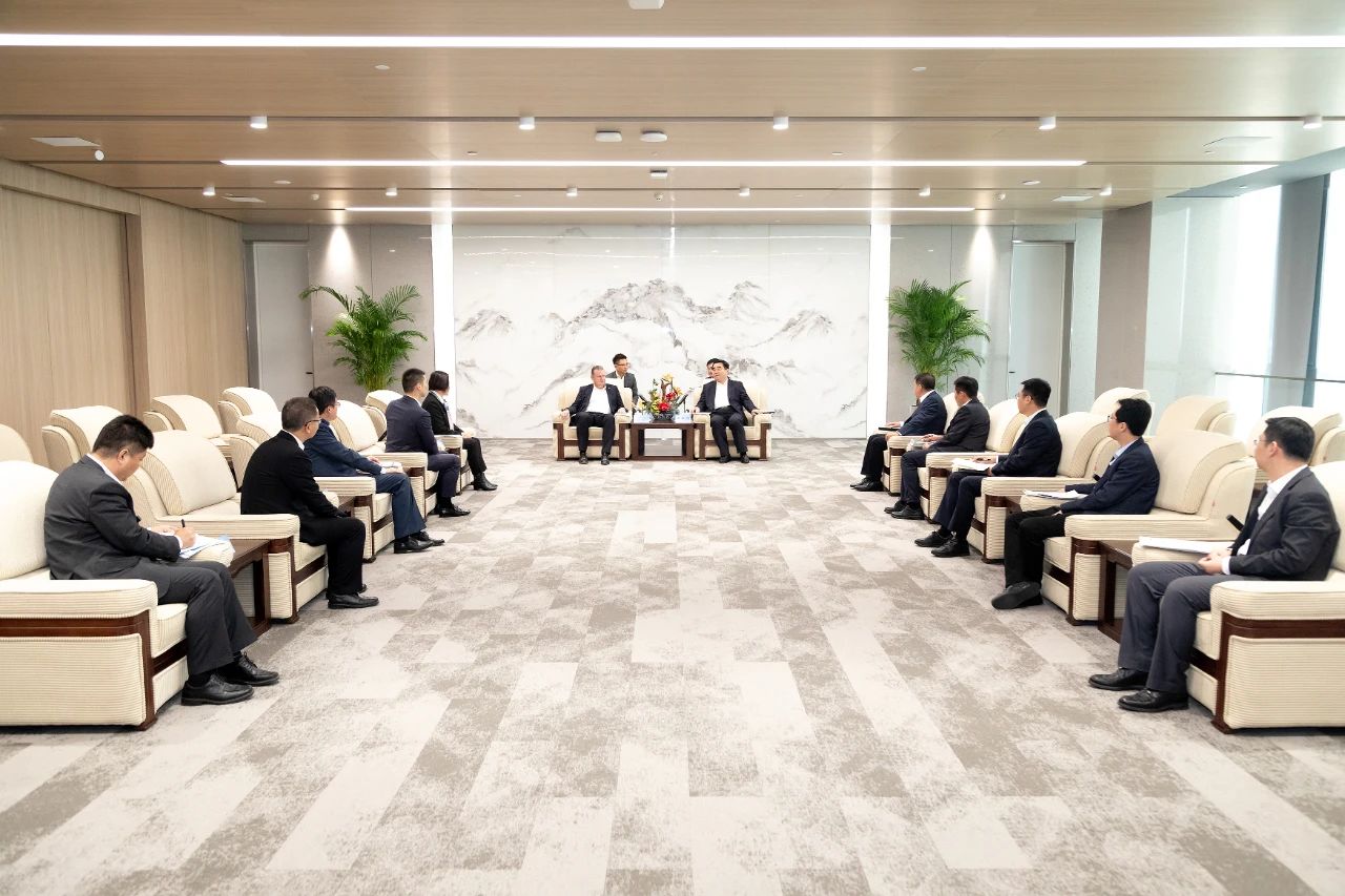 滿慎剛會(huì)見(jiàn)采埃孚集團(tuán)董事會(huì)成員彼得·萊爾