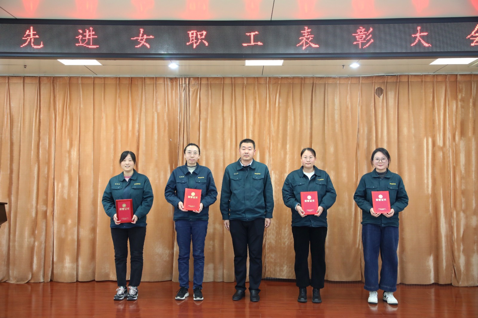 山重建機公司工會舉辦2024年度先進女職工表彰大會 暨“花樣芳華，巾幗綻彩”插花活動